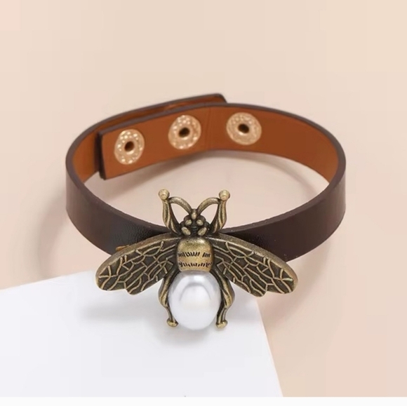 ❗️5/$25❗️Fortune & Luck Pearl Bee Leather Bracelet, Adjustable - Picture 3 of 3